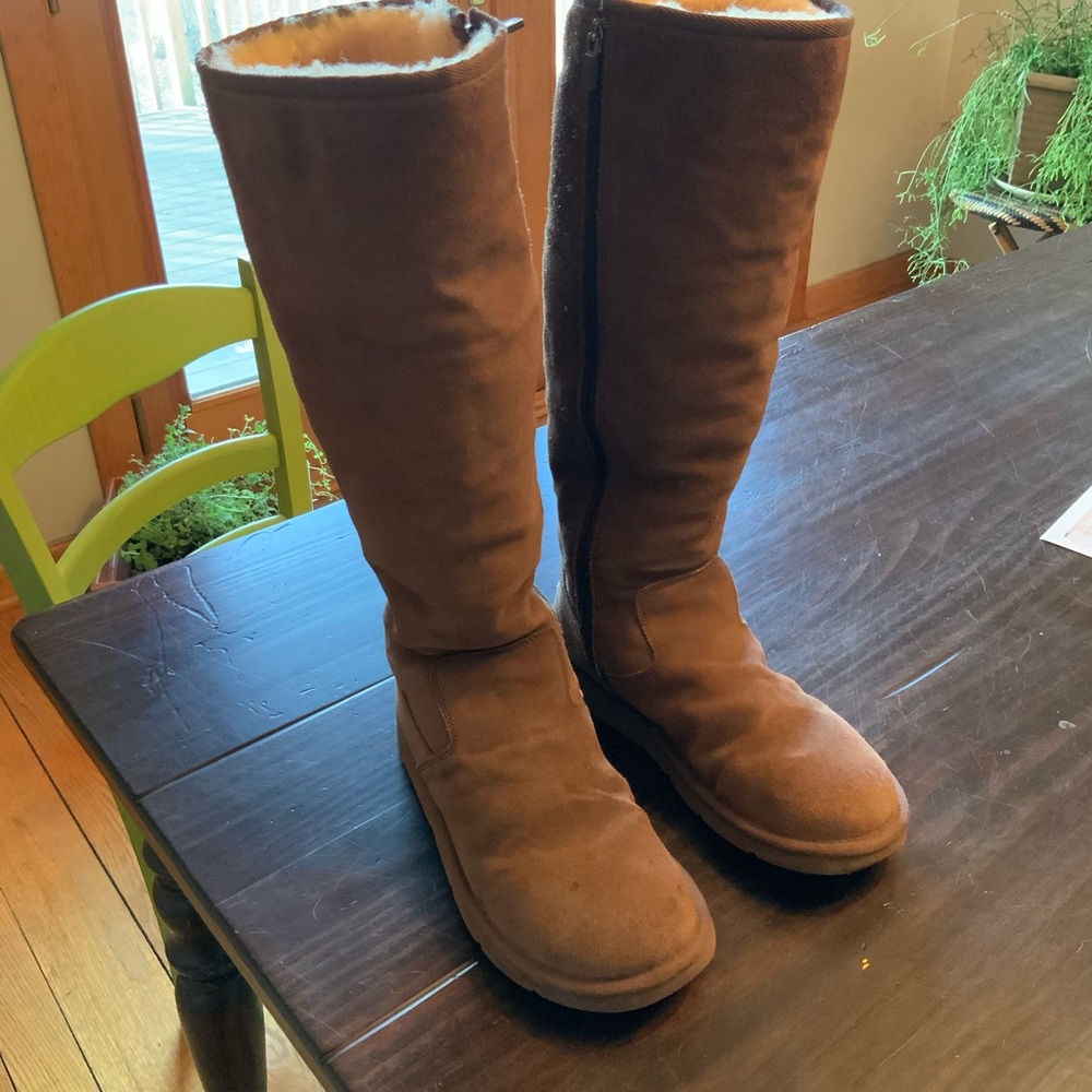 UGG zippered Good Cond!